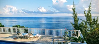 Sapphire Reef Villa, Ocean Front on a Protected Reef, Pool, Staffed, Private