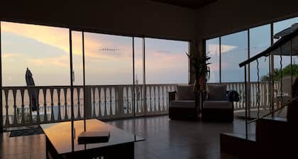 Sapphire Reef Villa, Ocean Front on a Protected Reef, Pool, Staffed, Private