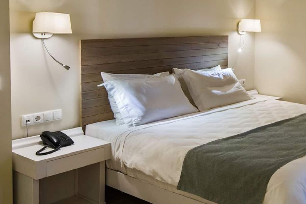 Suite, 1 slaapkamer, uitzicht op zee | Een kluis op de kamer, een bureau, geluiddichte muren