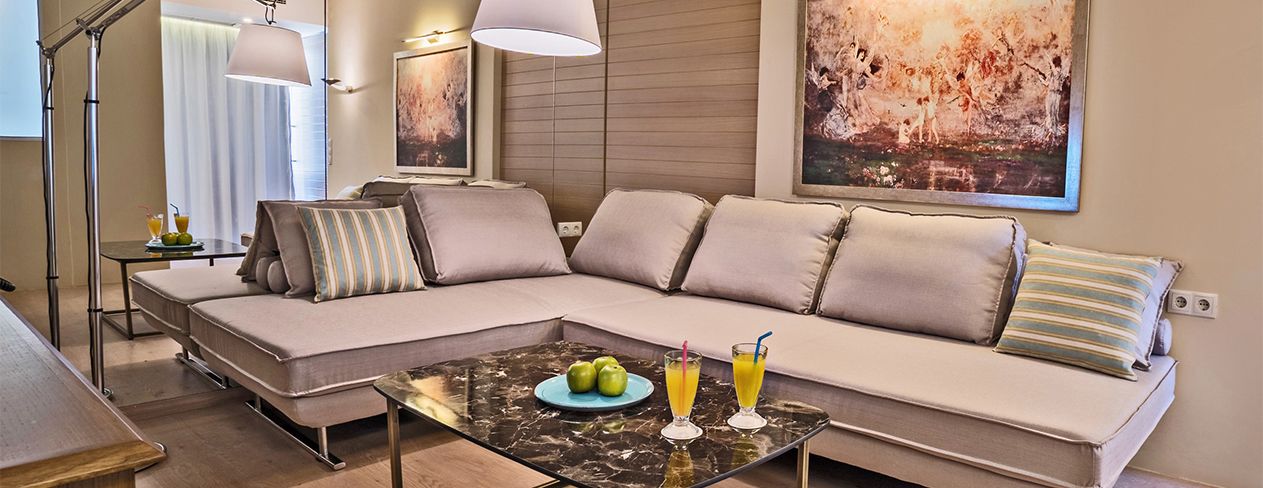 executive suite, private pool, sea view | living room | tv