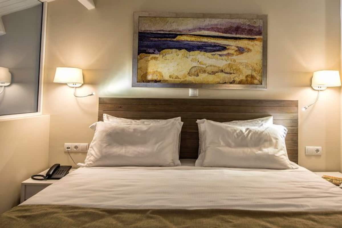Suite, 2 slaapkamers, uitzicht op zee | Een kluis op de kamer, een bureau, geluiddichte muren