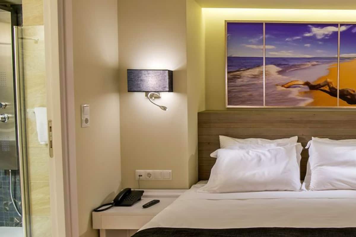 Junior suite, gedeeltelijk uitzicht op zee | Een kluis op de kamer, een bureau, geluiddichte muren