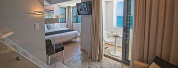 Suite, 2 soverom, sjøutsikt | Oppholdsområde | TV