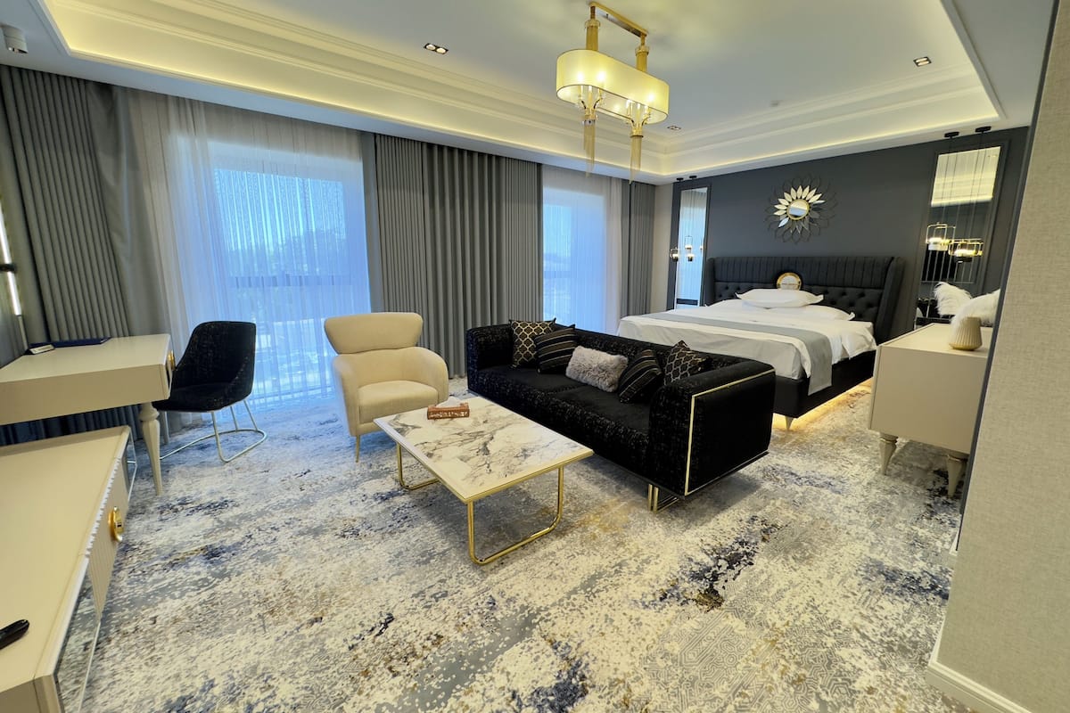 Premium Suite, 1 King Bed, Non Smoking | Premium bedding, in-room safe, desk, blackout drapes