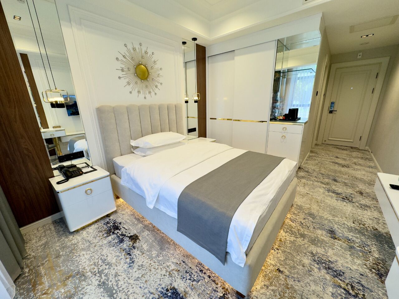 Deluxe Room, 1 Queen Bed, Non Smoking