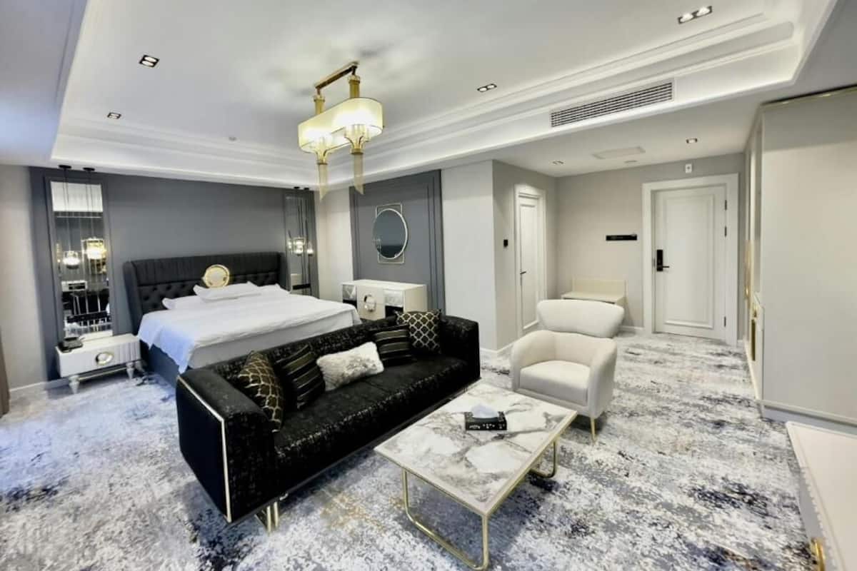 Premium Suite, 1 King Bed, Non Smoking | Premium bedding, in-room safe, desk, blackout curtains
