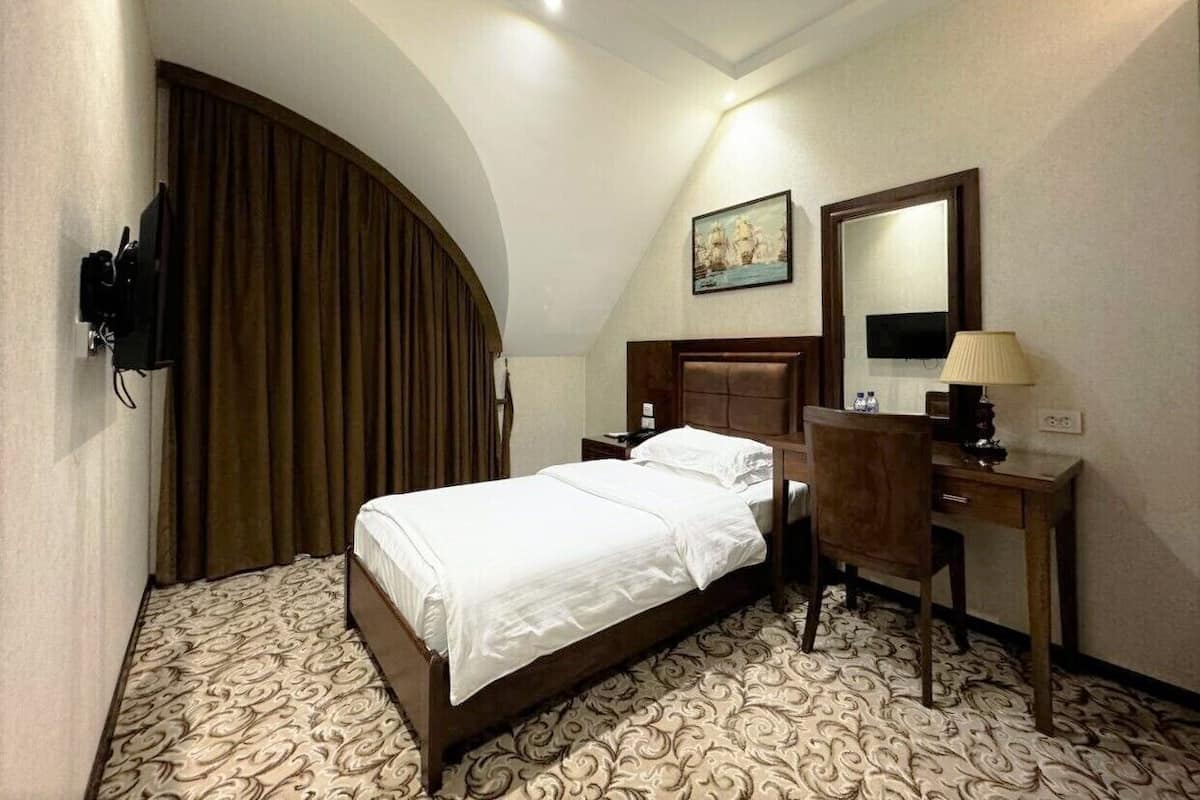 Standard Room, 1 Twin Bed, Non Smoking | Premium bedding, in-room safe, desk, blackout drapes