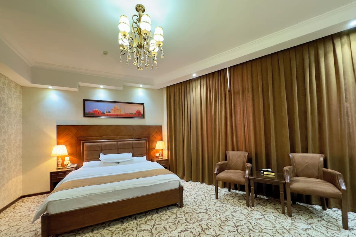Luxury Suite, 1 King Bed, Non Smoking | Premium bedding, in-room safe, desk, blackout drapes