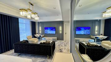 أغطية فراش متميزة وخزنة داخل الغرفة ومكتب وستائر تعتيم