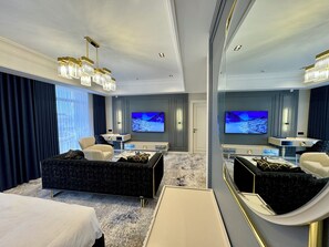 Premium Apartment | Peralatan tempat tidur premium, peti besi dalam bilik, meja 