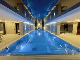 Una piscina cubierta