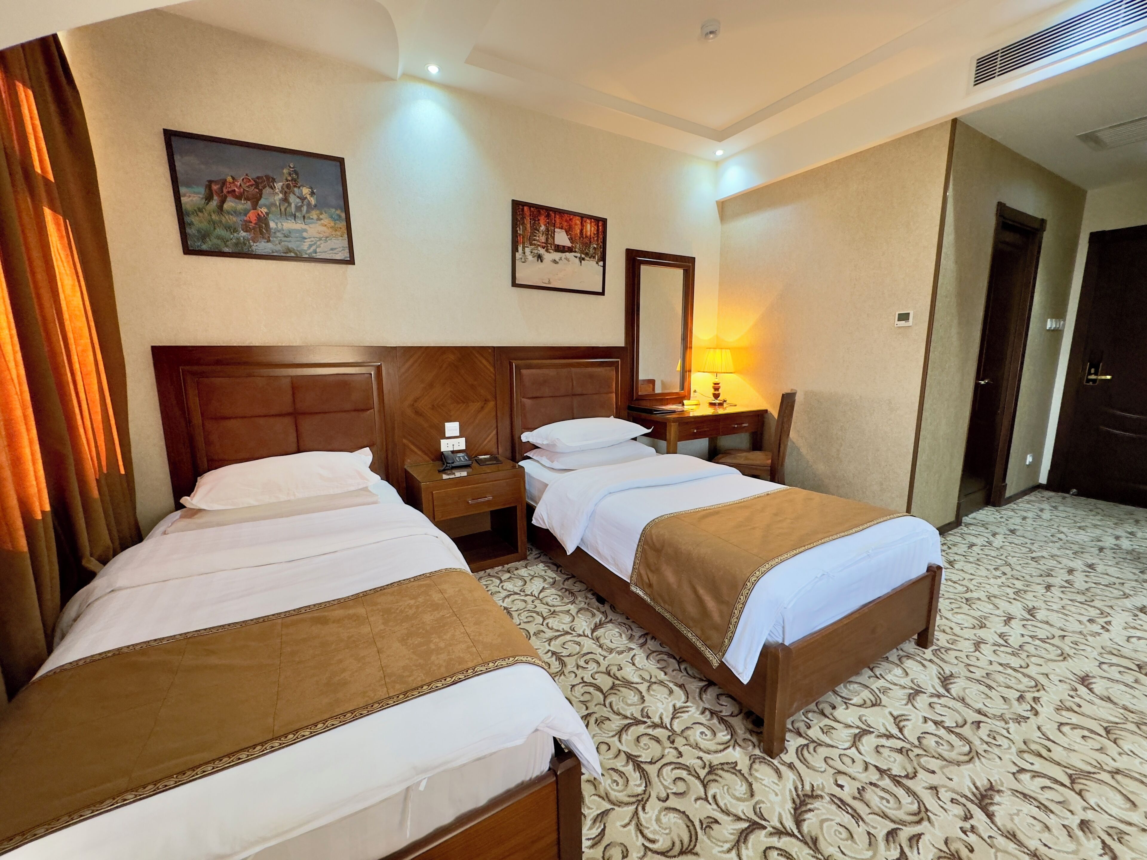 Chambre supérieure avec lits jumeaux, 2 lits jumeaux, non-fumeur | Literie de qualité, coffre-fort, bureau, rideaux d’obscurcissement