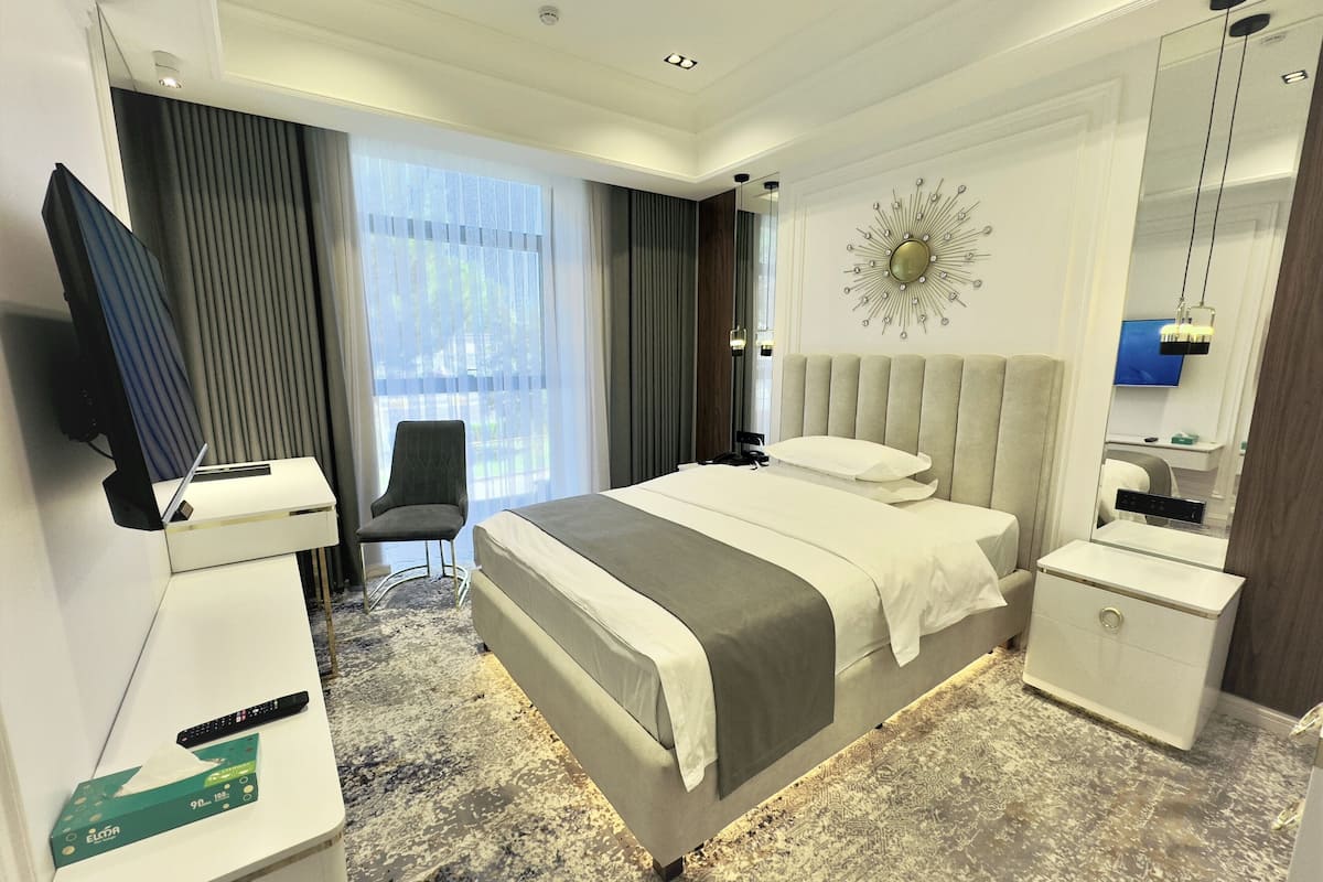 Deluxe Room, 1 Queen Bed, Non Smoking | Premium bedding, in-room safe, desk, blackout curtains