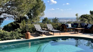 Piscine extérieure, chaises longues