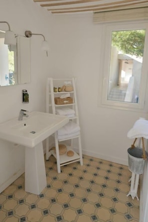 Double Room, Ensuite, Sea View (Le Pêcheur) | Bathroom
