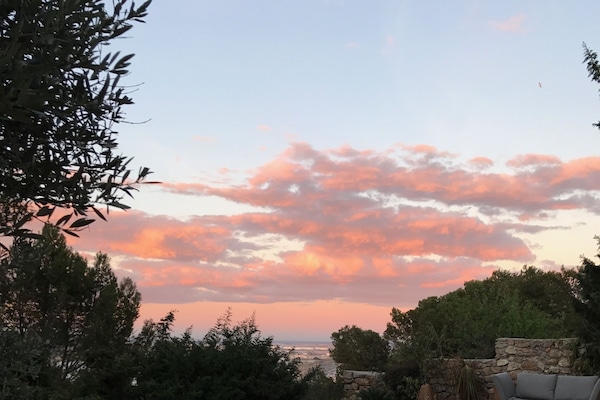 Ulkouima-allas avoinna 10.00–19.00, aurinkotuoleja