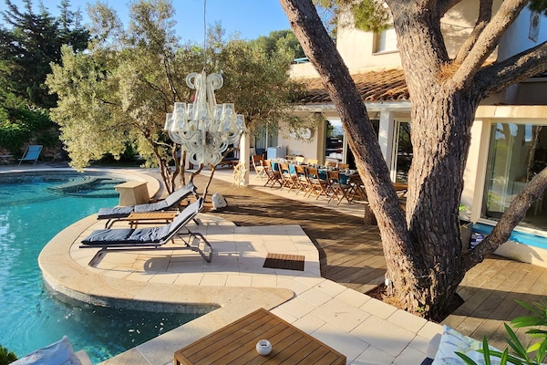 Una piscina al aire libre (de 10:00 a 19:00), tumbonas