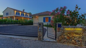 A villa with a stone gate, a sign indicating 'Villa Yvonne', and a stone wall with a plaque. - Modern 4* villa with high-quality furnishings and private pool (Milohnići)