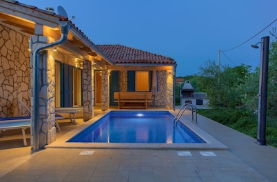 4 * villa with private pool - modern and well equipped