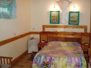 Standard Single Room | Desk, bed sheets - Bantu Mountain Lodge (Naro Moru)