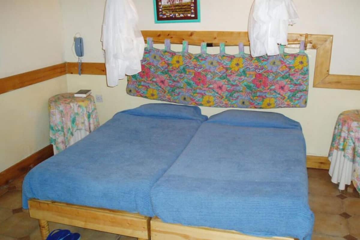 Escritorio y ropa de cama
