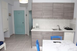 Fridge, stovetop, coffee/tea maker, electric kettle