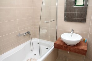 Executive-Studio, Poolblick | Badezimmer | Kostenlose Toilettenartikel, Haartrockner, Handtücher