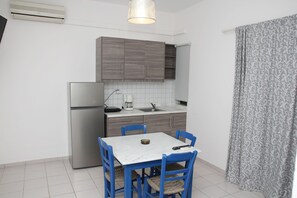 Fridge, stovetop, coffee/tea maker, electric kettle