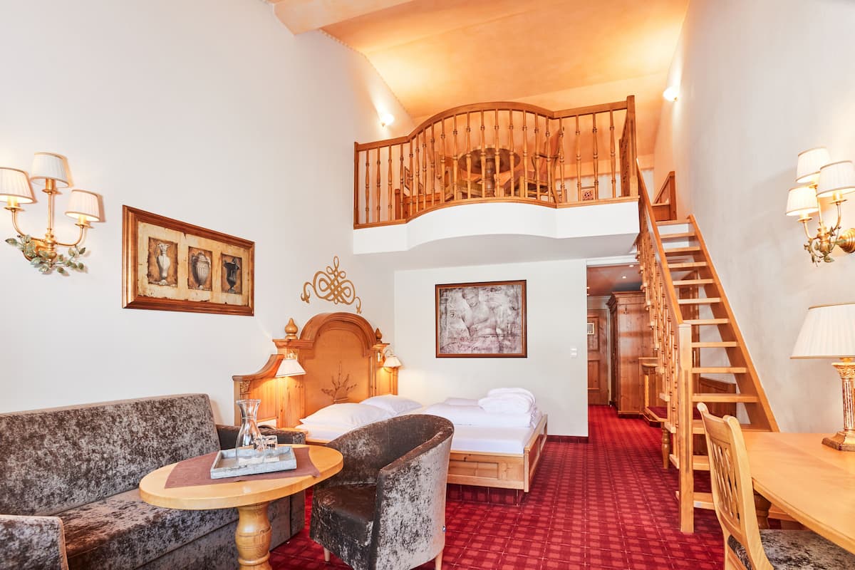 Studio Suite Gallery, 1 giường cỡ king, quang cảnh núi | 1 phòng ngủ, bộ đồ giường cao cấp, chăn bông, minibar