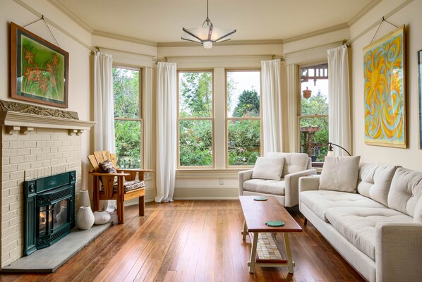 TV, fireplace, DVD player, books - Your Safe Haven in the Heart of Metropolitan Portland (Portland)