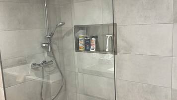 Badewanne, Haartrockner, Handtücher, Seife