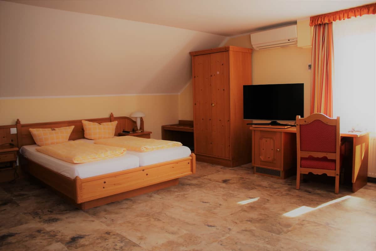 Kamar Triple Standar | Tirai kedap cahaya, setrika/meja setrika, Wi-Fi gratis, dan seprai linen