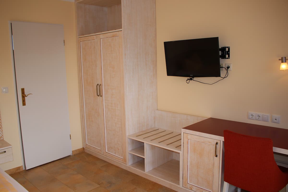 Kamar Single Standar | Area keluarga | TV layar datar