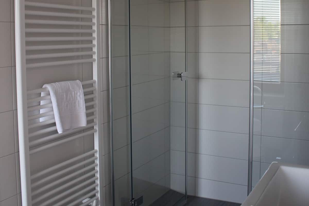 Kamar Triple Standar | Kamar mandi | Shower, pengering rambut, handuk, dan sabun