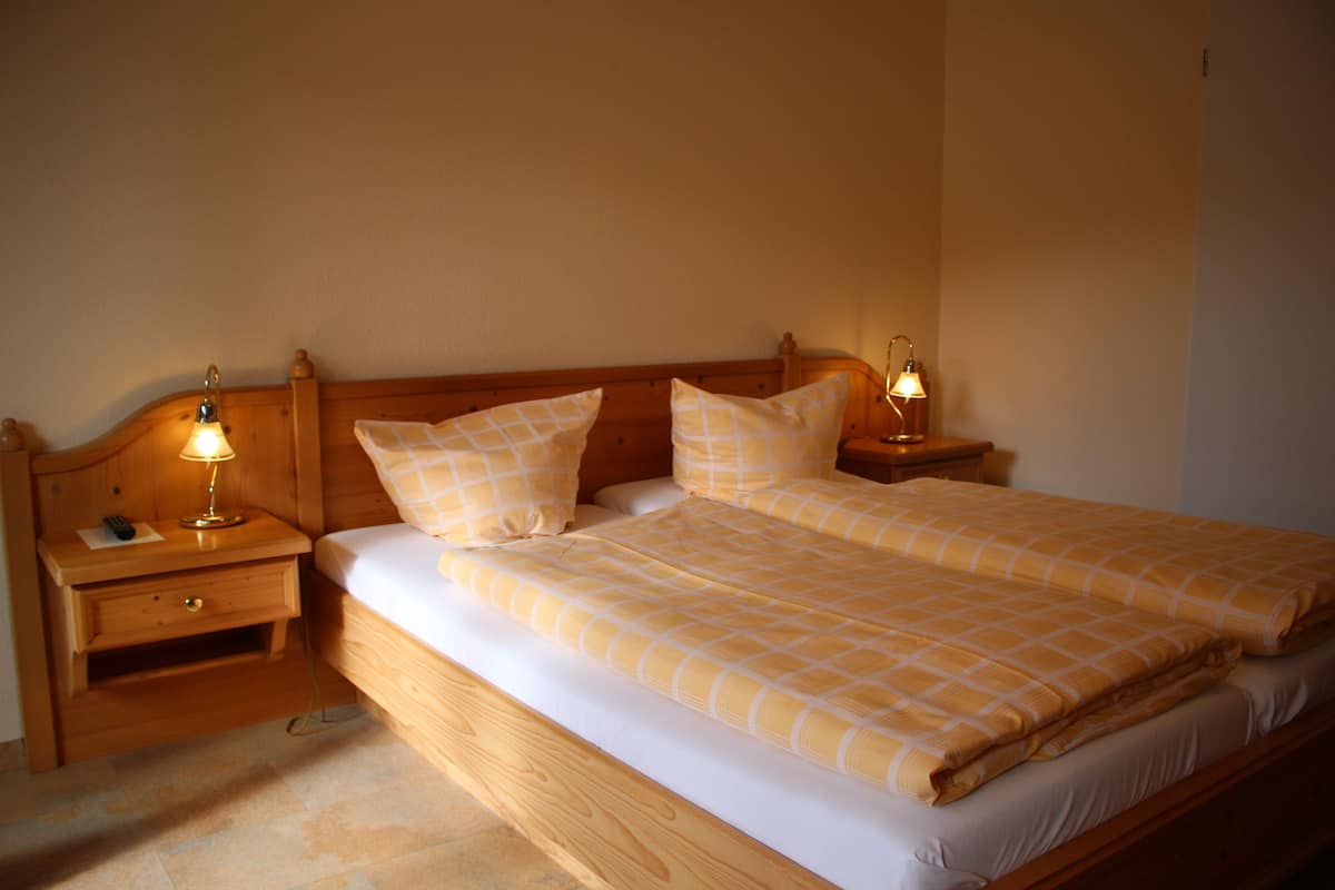 Kamar Triple Standar | Tirai kedap cahaya, setrika/meja setrika, Wi-Fi gratis, dan seprai linen