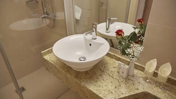 Standard-Doppelzimmer, 1 Doppelbett | Badezimmer | Dusche, Haartrockner, Handtücher, Seife