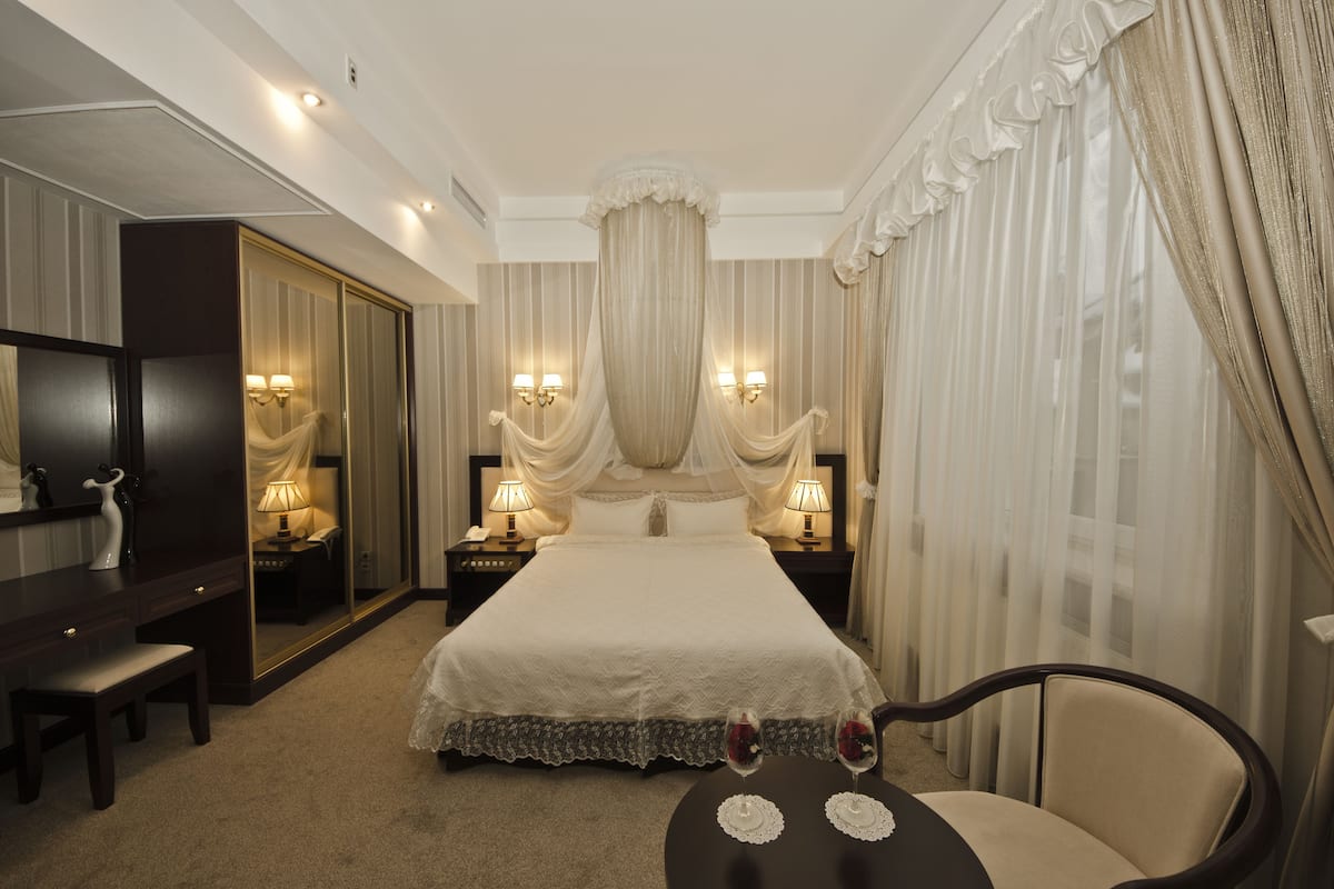 Honeymoon Suite | Premium bedding, in-room safe, desk, cots/infant beds