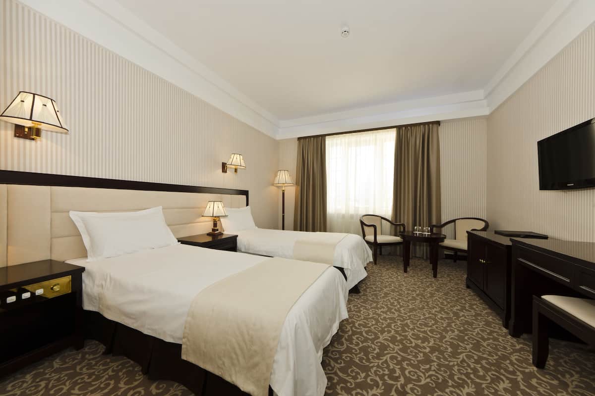 Standard Twin Room | Premium bedding, in-room safe, desk, cots/infant beds