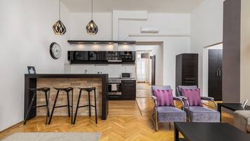 Deluxe Apartment, 3 Bedrooms, Non Smoking | Private kitchen | Fridge, microwave, oven, stovetop