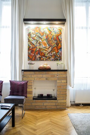 デラックス アパートメント 3 ベッドルーム 禁煙 | リビングルーム | 30 cmの薄型テレビ (ケーブル放送視聴可)、テレビ