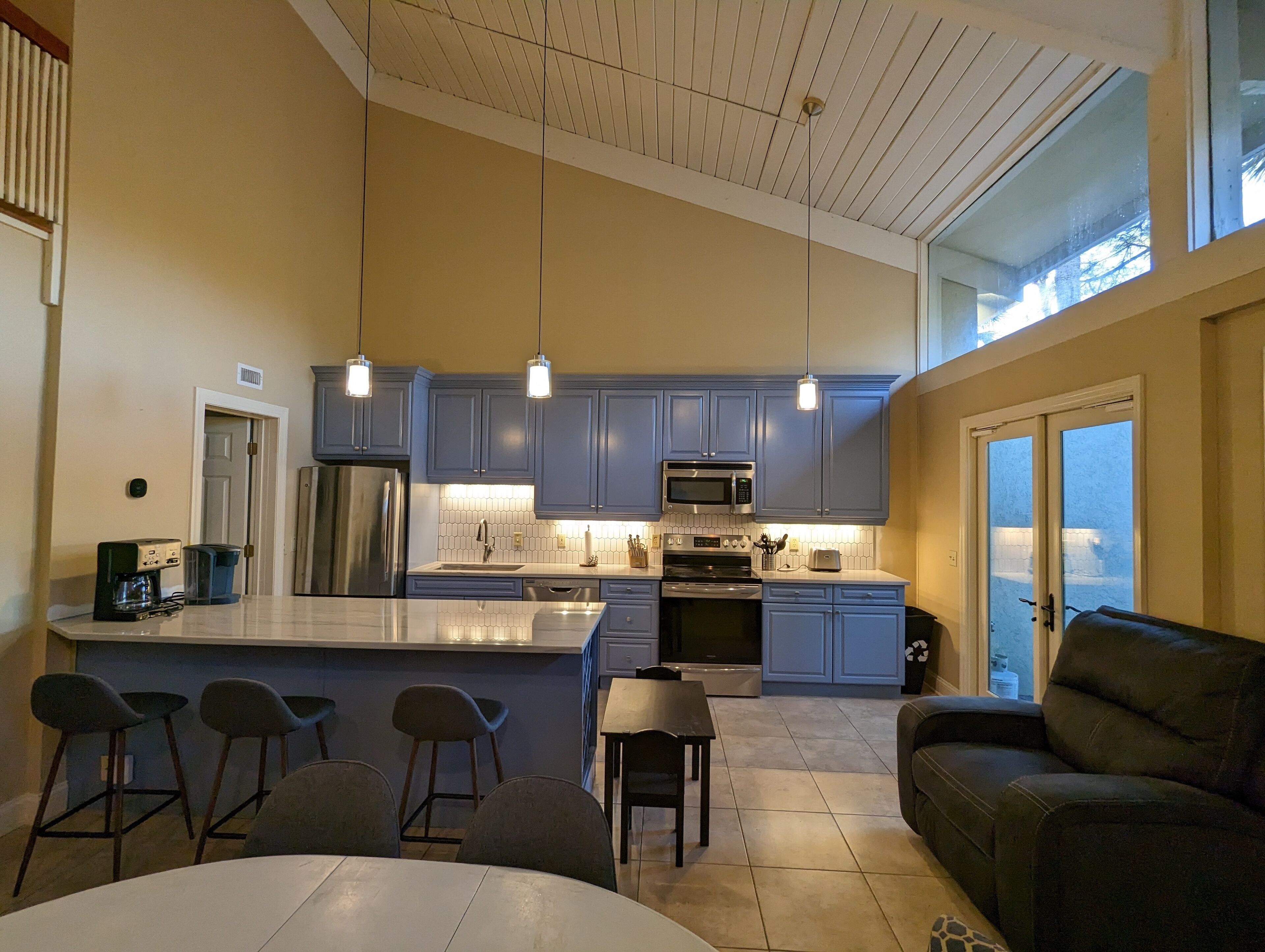 5 min walk to beach club, Sleeps 8, Pool!