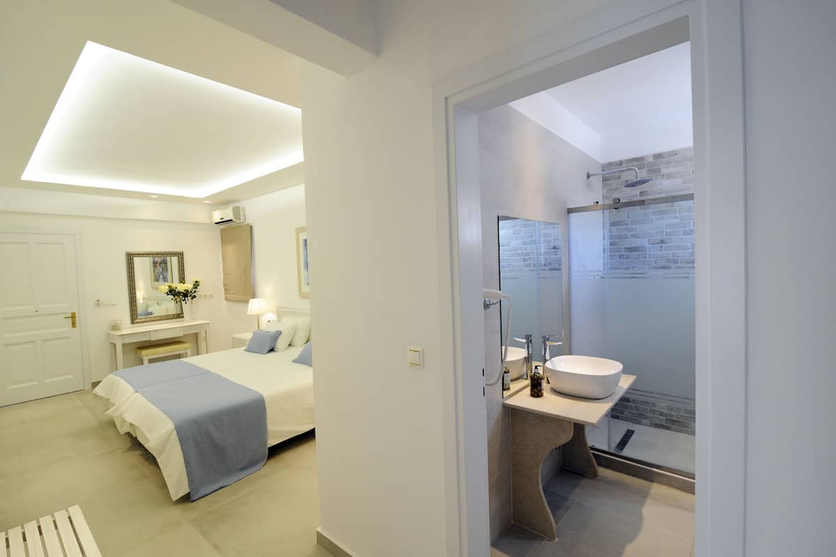 junior suite, sea view | premium bedding, in-room safe, bed sheets