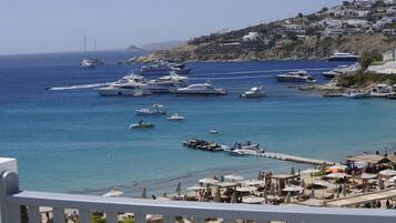 Playa en los alrededores, playa de arena blanca y toallas de playa