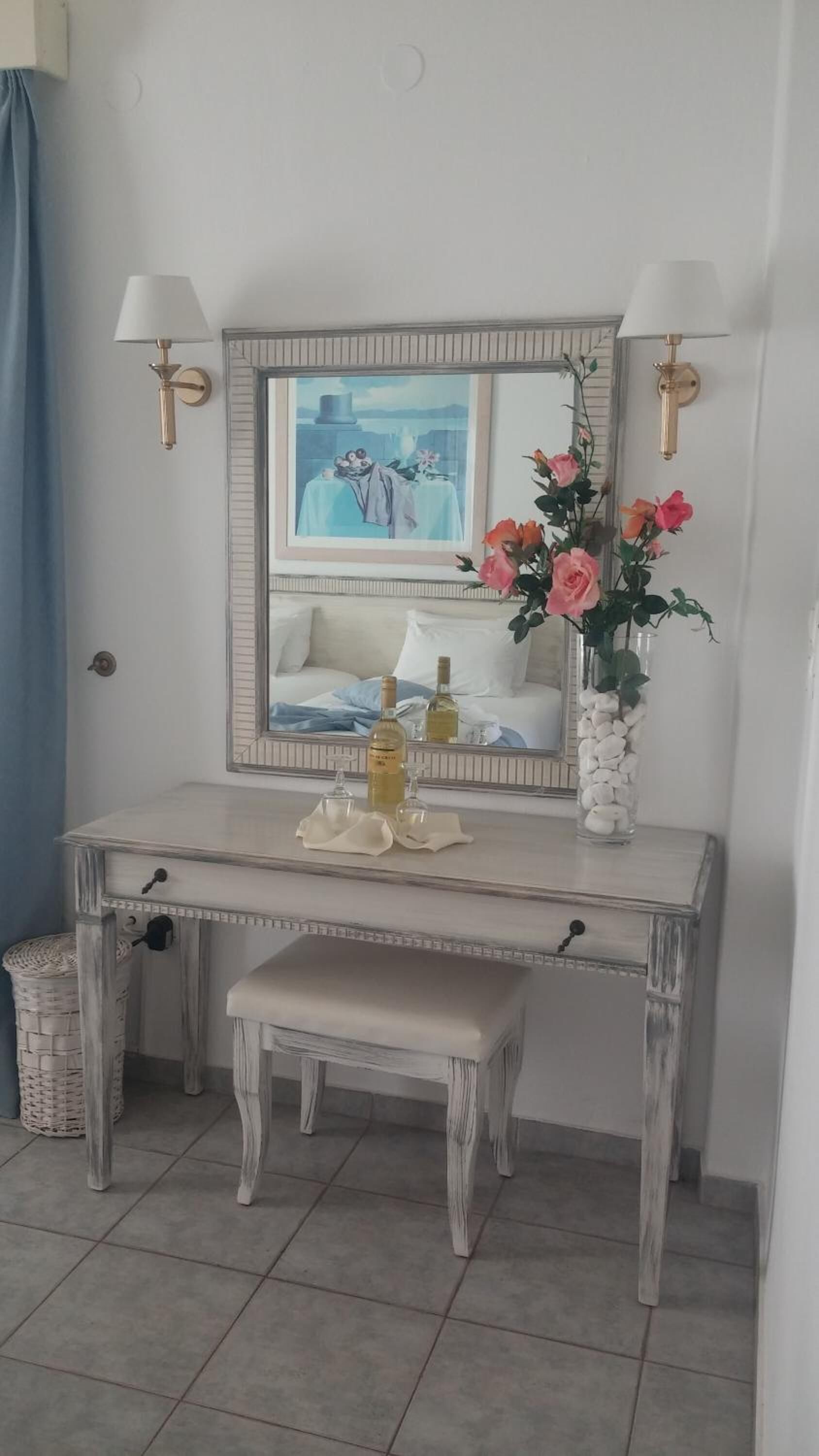 premium bedding, in-room safe, bed sheets