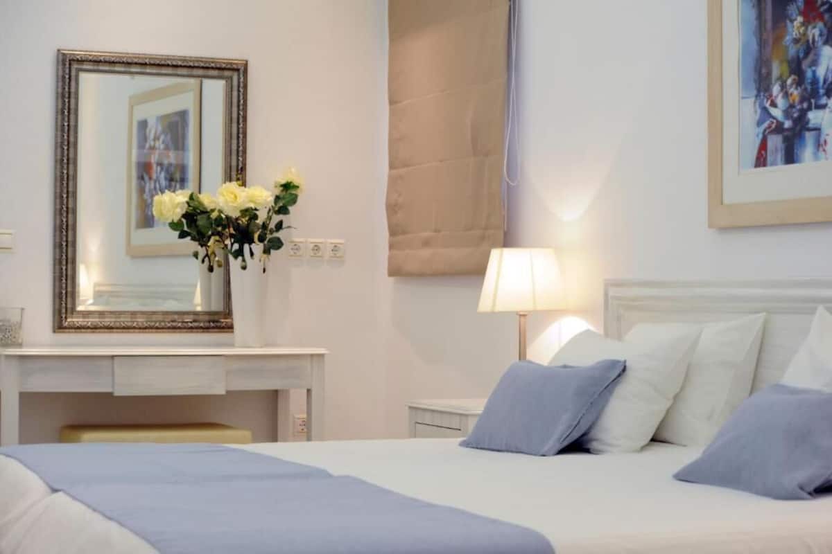 premium bedding, in-room safe, bed sheets