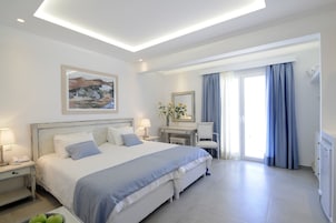 Camera con letto matrimoniale o 2 letti singoli, vista mare | Biancheria da letto di alta qualità, una cassaforte in camera, lenzuola