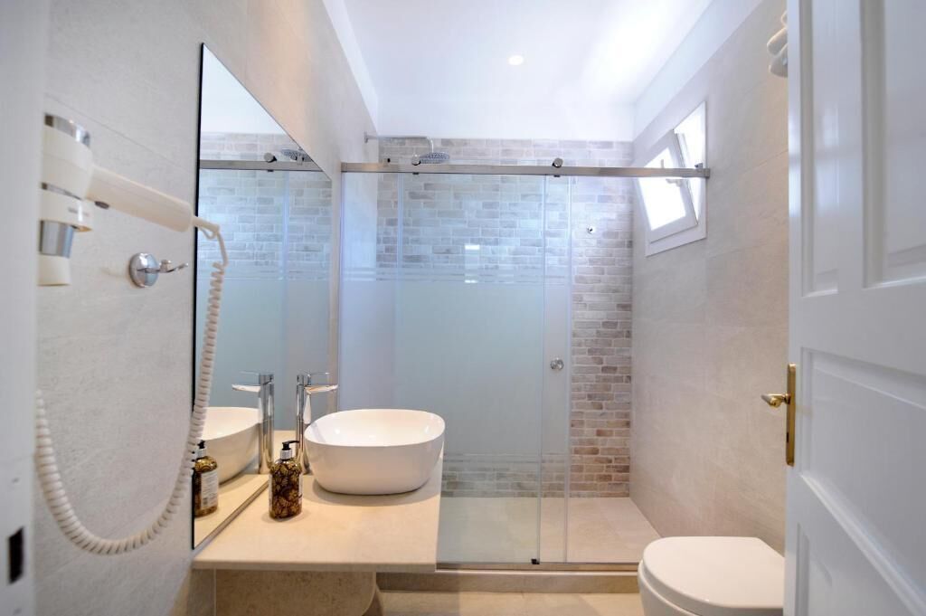 shower, free toiletries, hair dryer, bathrobes