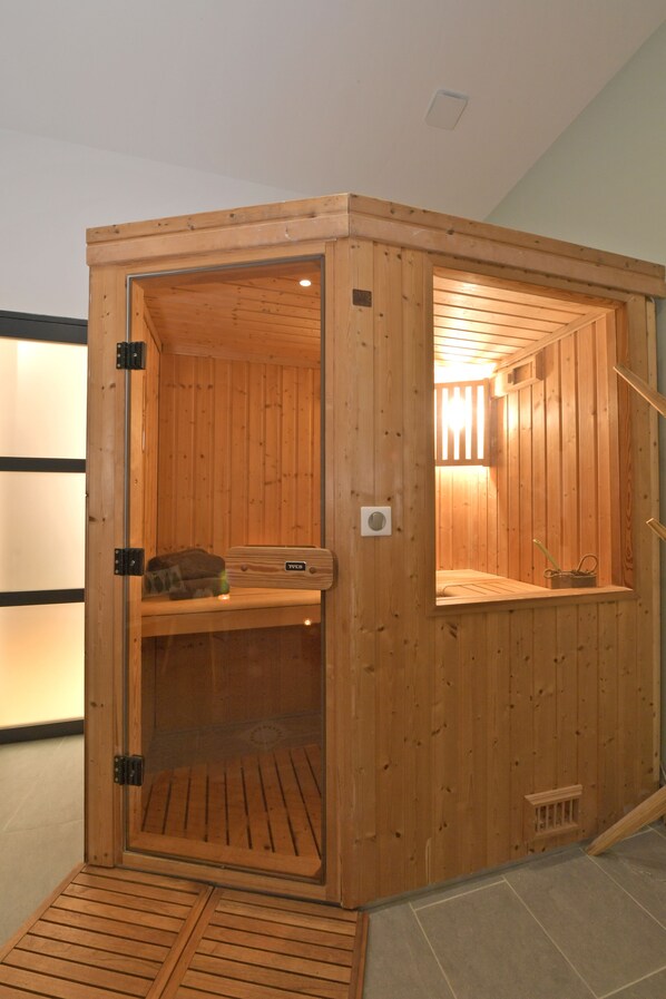 Sauna, hot tub, 1 treatment room