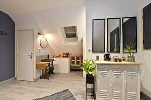 Chambre Double Confort, 1 très grand lit, non fumeurs, balcon (Atelier) | Individually decorated, individually furnished, blackout drapes