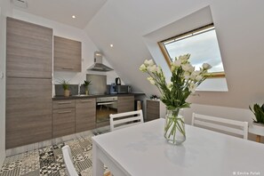 Familieleilighet (Appart sous les toîts) | Oppholdsområde | En 80-centimeters Flatskjerm-TV med kabel-kanaler samt TV